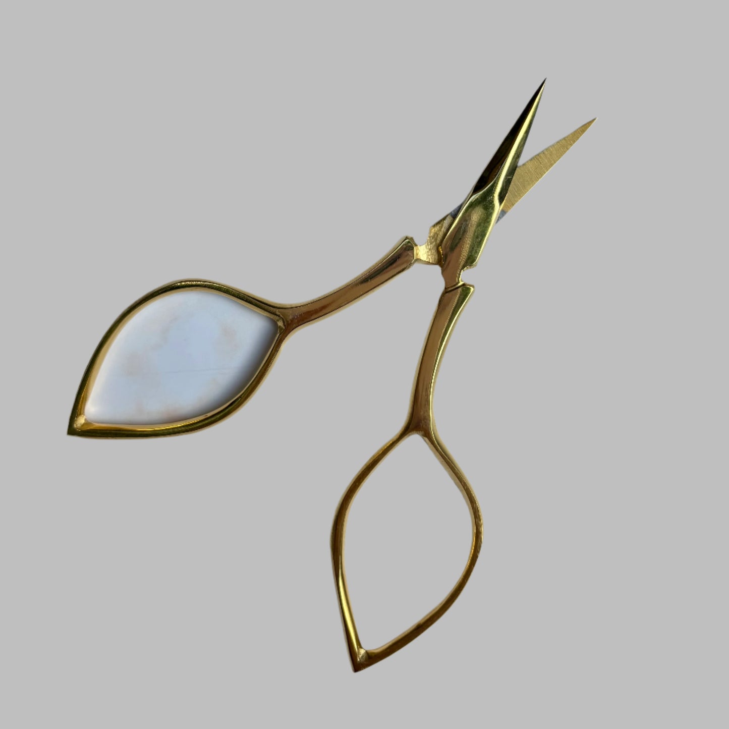 Kelmscott Devon Scissors 3.75″ with antique leaf-style handles