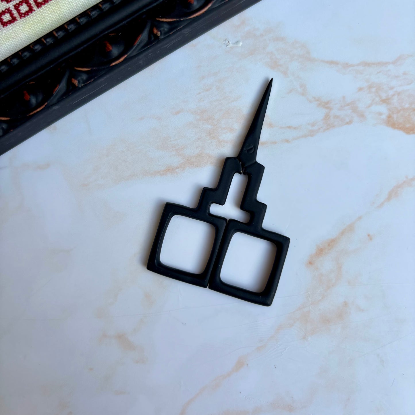 Compact oxbow‑shaped embroidery scissors by Kelmscott Designs