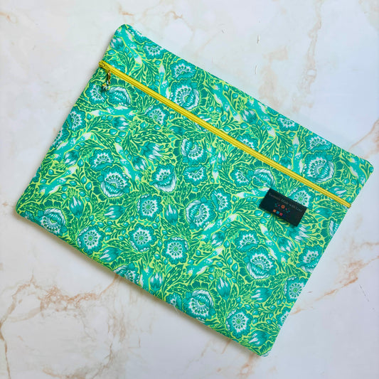 Tiny Beasts Green Fox Project Bag 11’x14’ (27.9cm x 35.6cm)