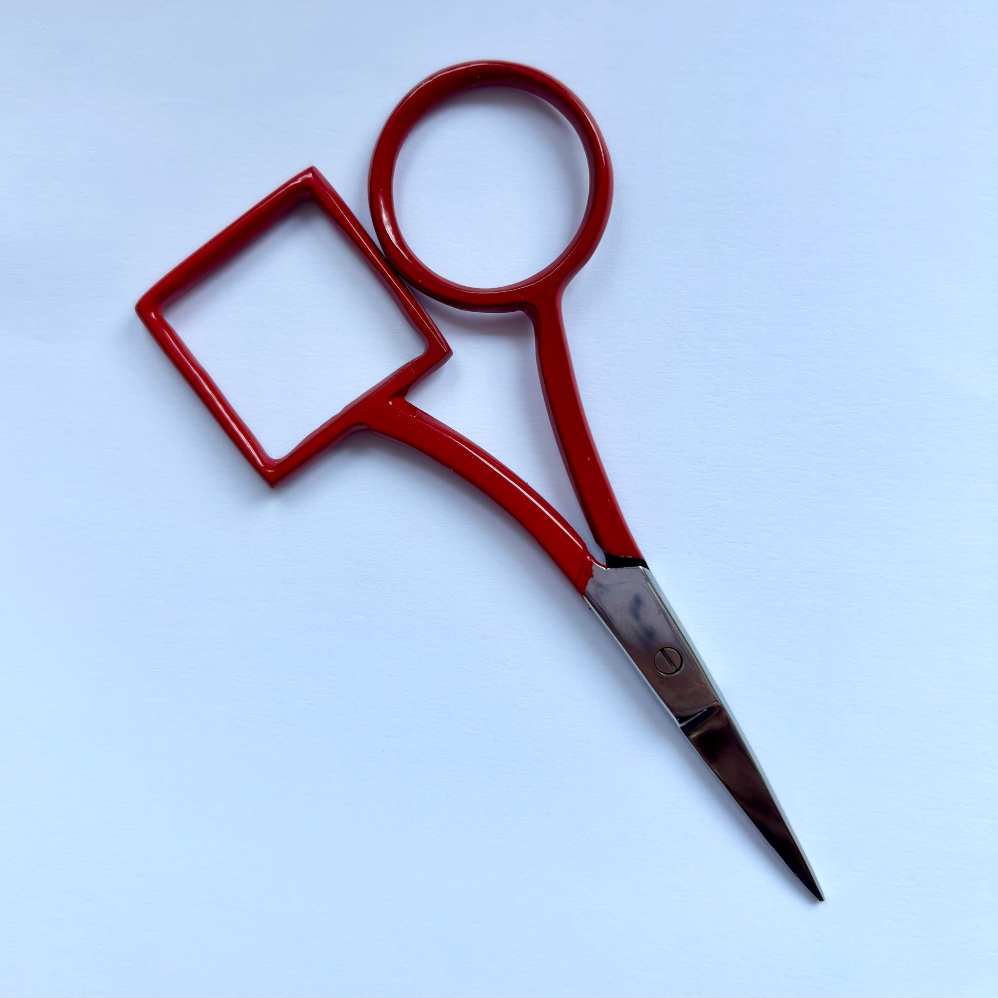 Kelmscott Circle Square Scissors 3.75″ red with one round and one square handle