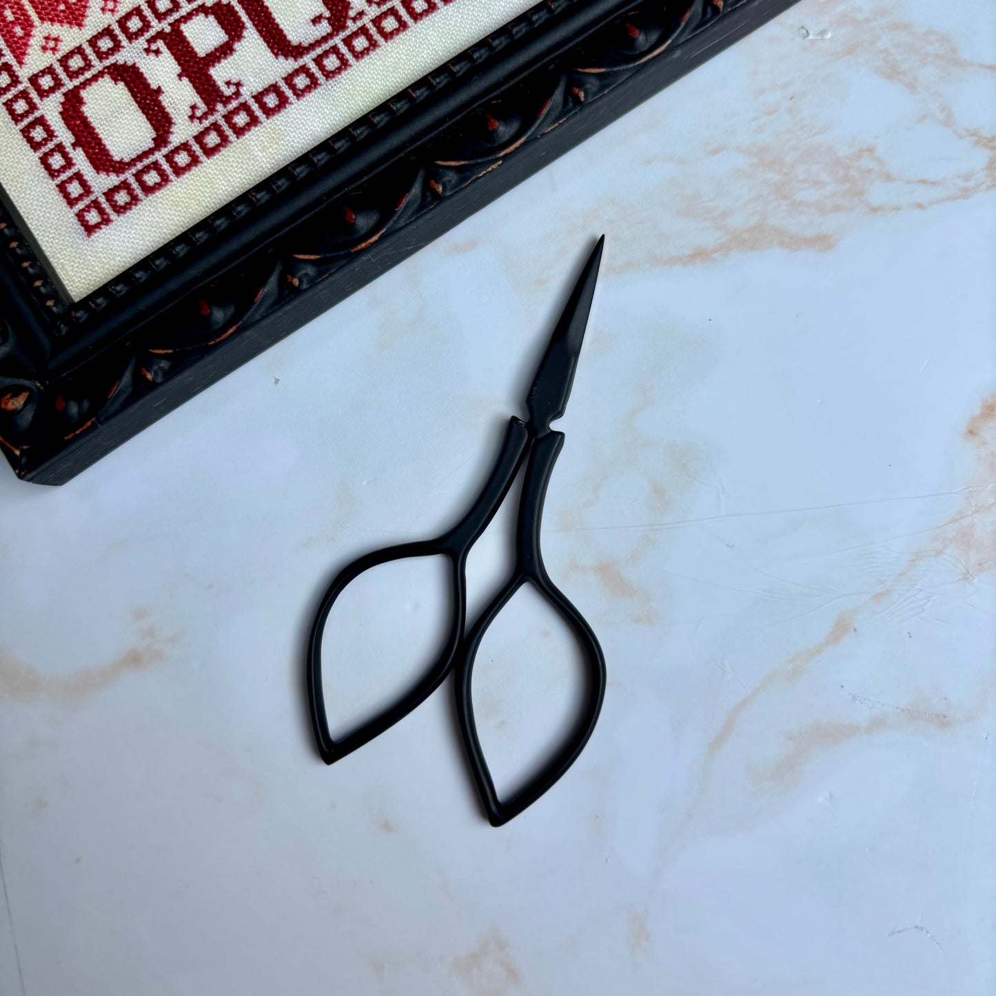 Kelmscott Devon Scissors 3.75″ with antique leaf-style handles