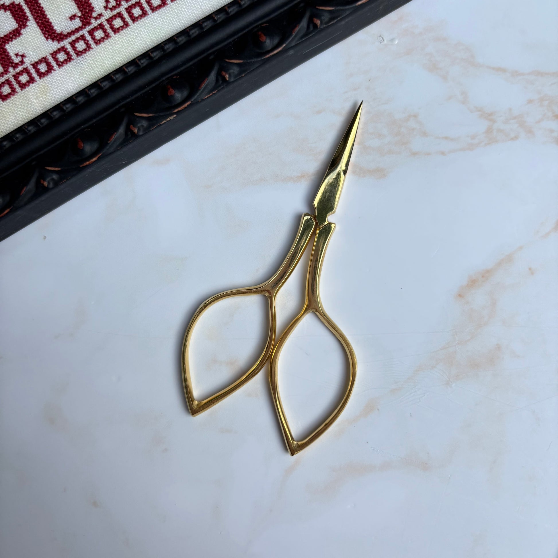 Kelmscott Devon Scissors 3.75″ with antique leaf-style handles
