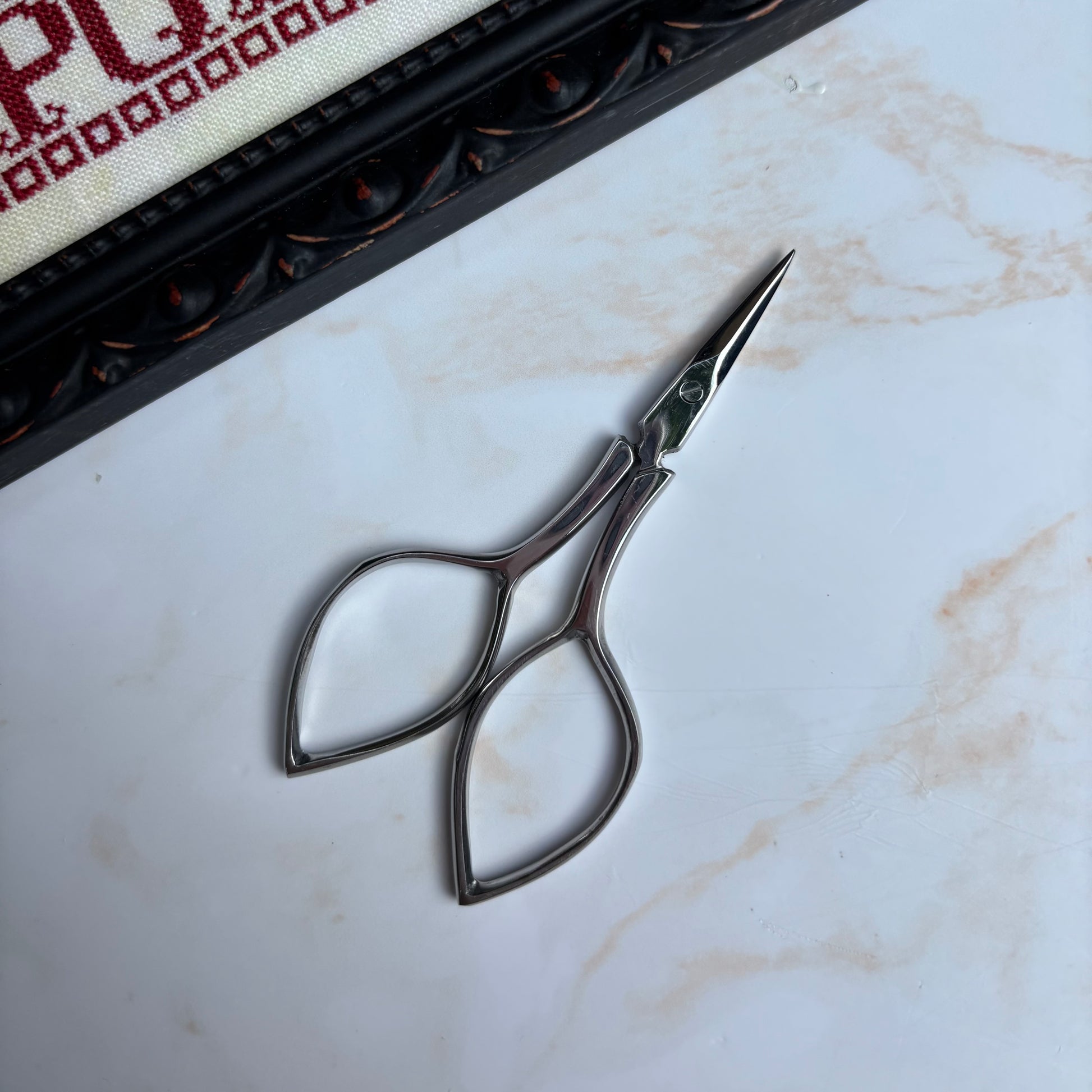 Kelmscott Devon Scissors 3.75″ with antique leaf-style handles