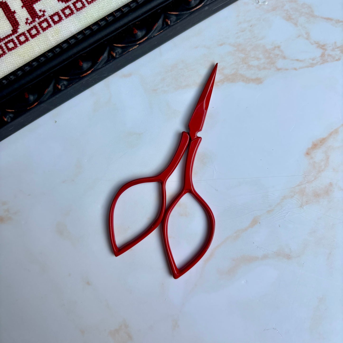 Kelmscott Devon Scissors 3.75″ with antique leaf-style handles
